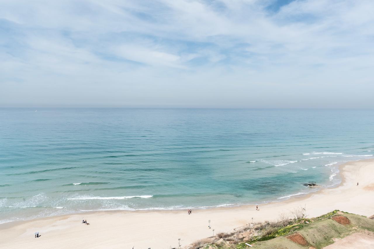 Beach Apartment- Breathtaking Views With Bomb Shelter Herzelia Exterior foto